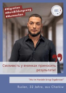 Portrait von Ruslan, 32 Jahre alt aus Charkiw. Das Zitat "Mut im Handeln vringt Ergebnisse" steht in Deutsch und ukrainisch unter dem Bild